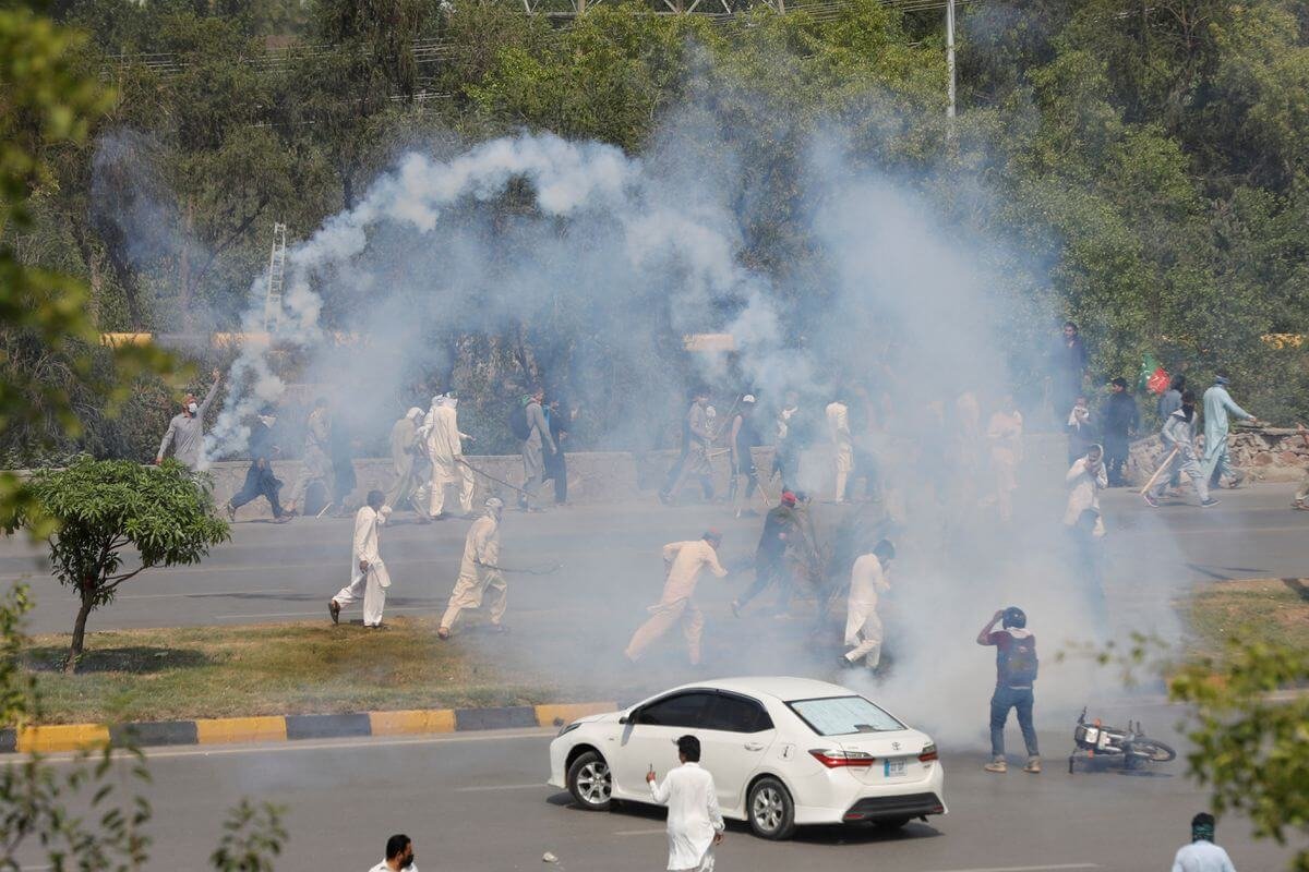 tear gas on protestors in Pakistan