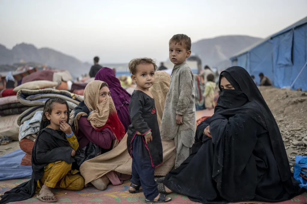 Pakistan expels afghan refugees