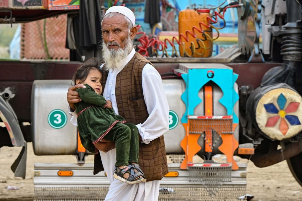 Pakistan expels Afghan refugees